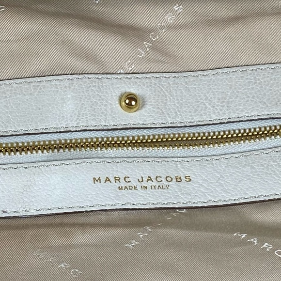 Marc Jacob’s grained ivory leather. - Picture 6 of 9